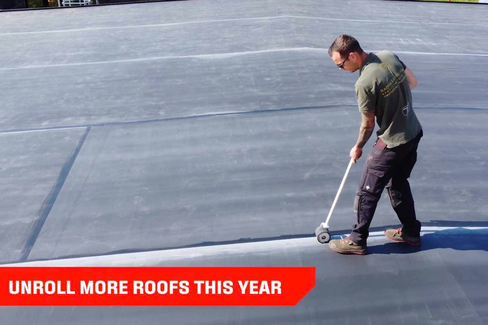 Man rollering a EPDM rubber roof